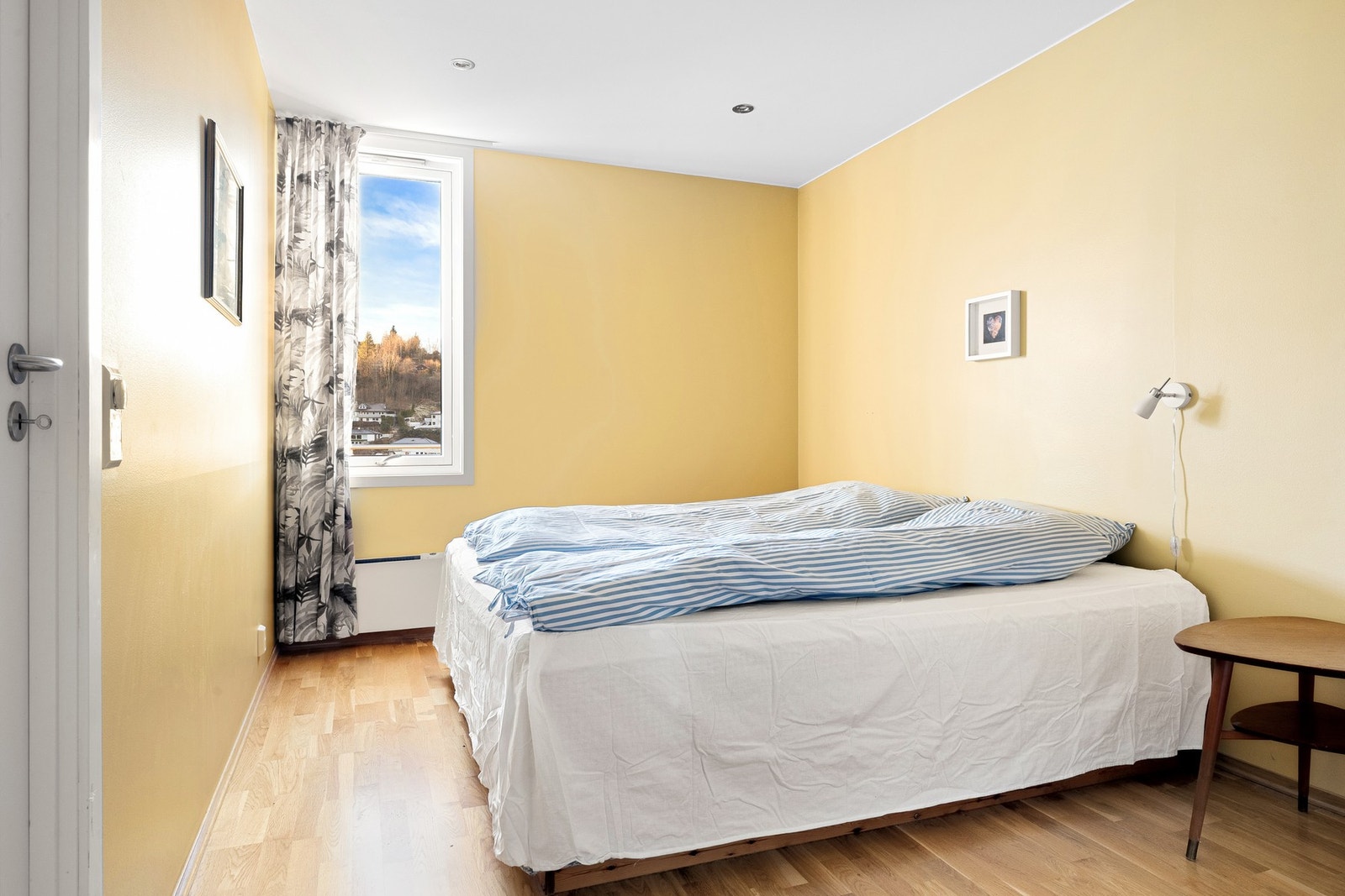 Hovedsoverommet på 11,9 kvm har god plass til dobbeltseng, nattbord på hver side og garderobeløsning. Galleribilde