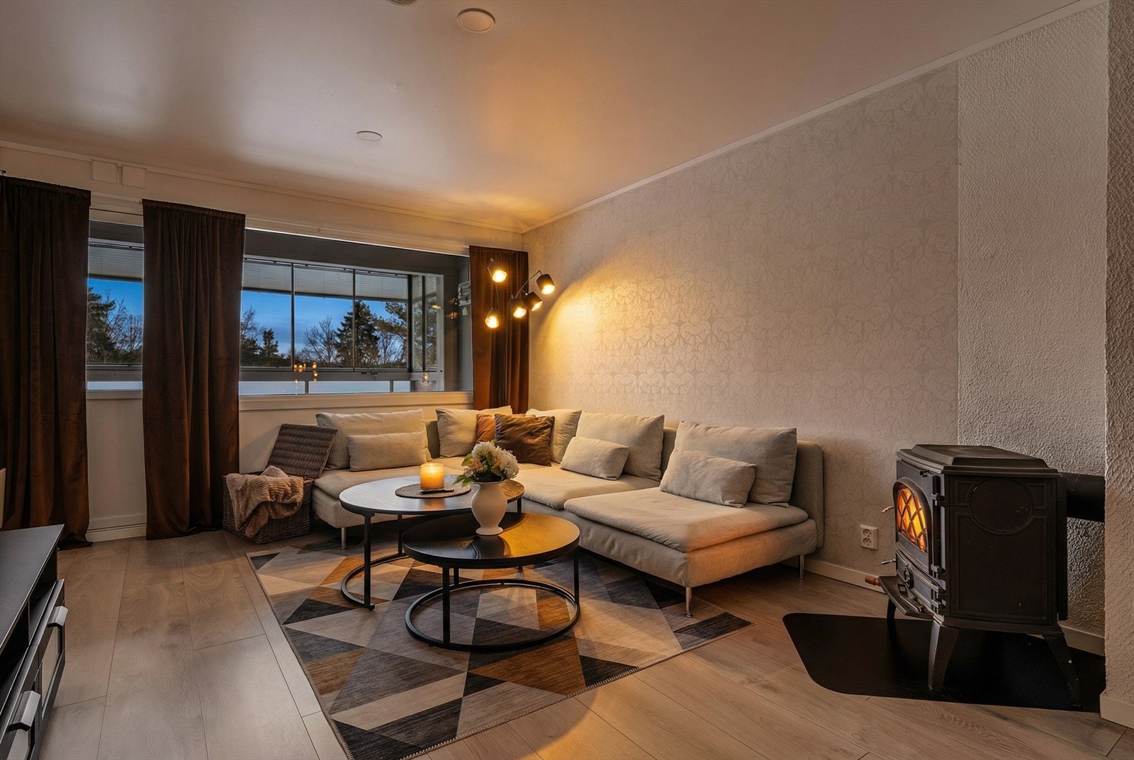 Lyst og romslig oppholdsrom med god plass til stor sofasone, tilhørende mediemøblement m.m. Galleribilde