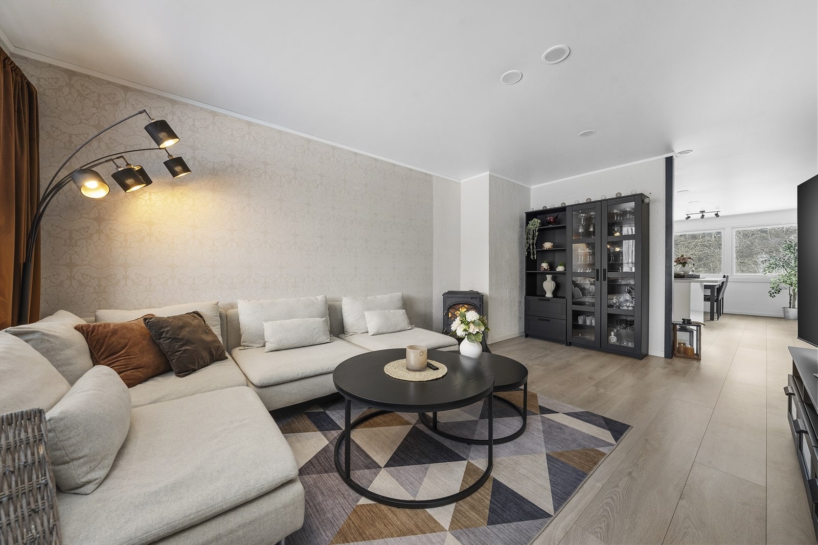 Gjennomgående løsning og rikelig med vindusposter som sørger for godt med dagslys. Galleribilde