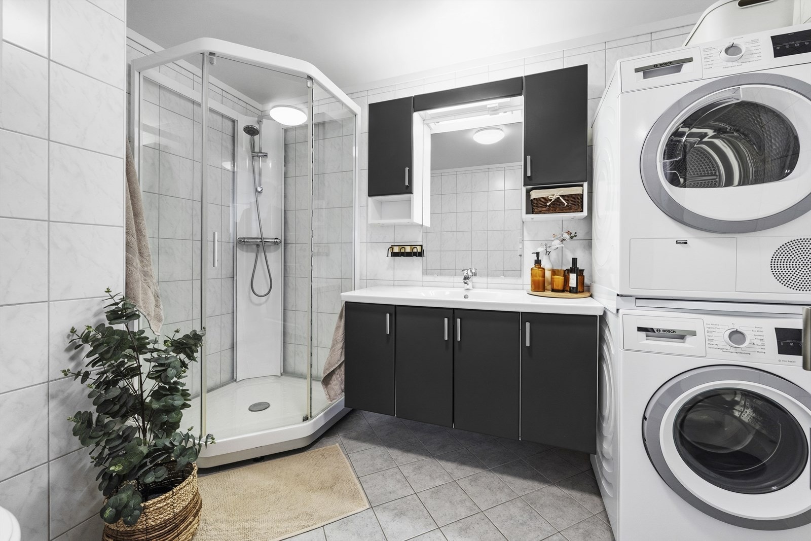 Leiligheten har et romslig baderom fra 2014, oppusset i regi av borettslaget. Galleribilde