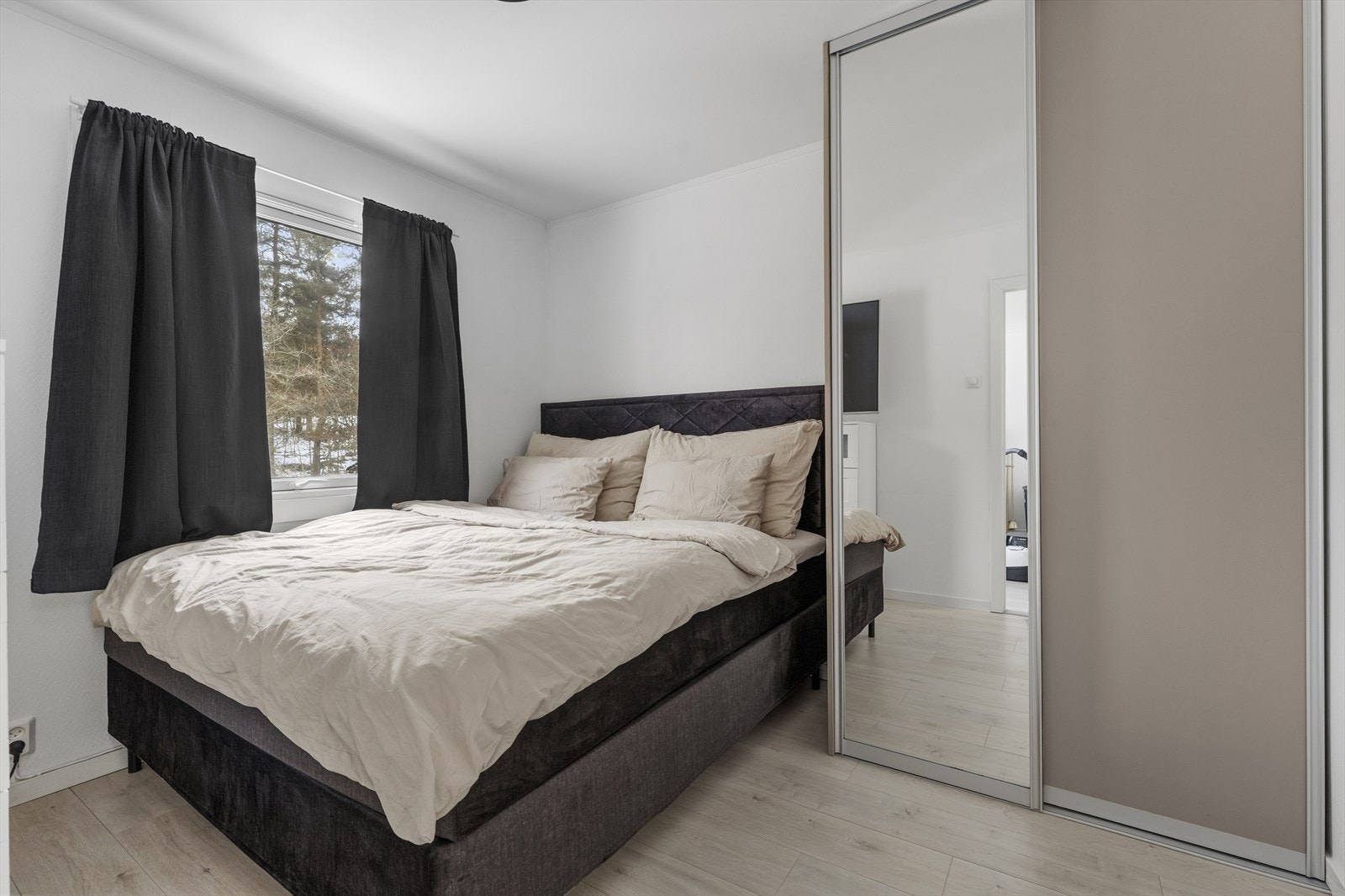 I denne flotte leiligheten er det to romslig soverom. Hovedsoverommet lar seg enkelt innrede med dobbeltseng og nattbord på begge sider. Utstyrt med en garderobe. Galleribilde