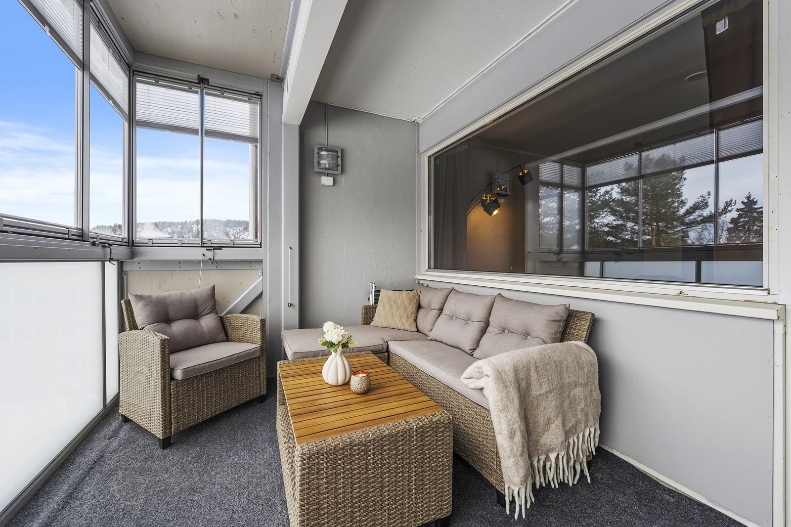 Fra stuen har man utgang til en usjenert og solrik innglasset balkong. Galleribilde