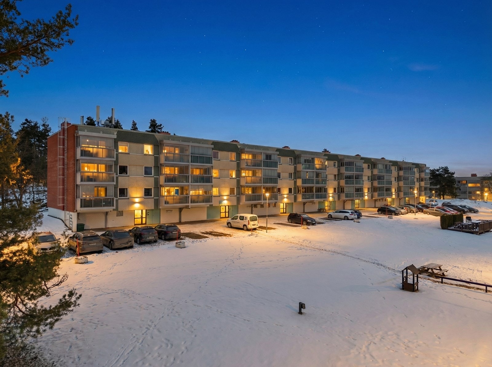 Hyggelig område med kort avstand til skoler, barnehager, offentlig transport, dagligvare og rekreasjonsområder. Galleribilde