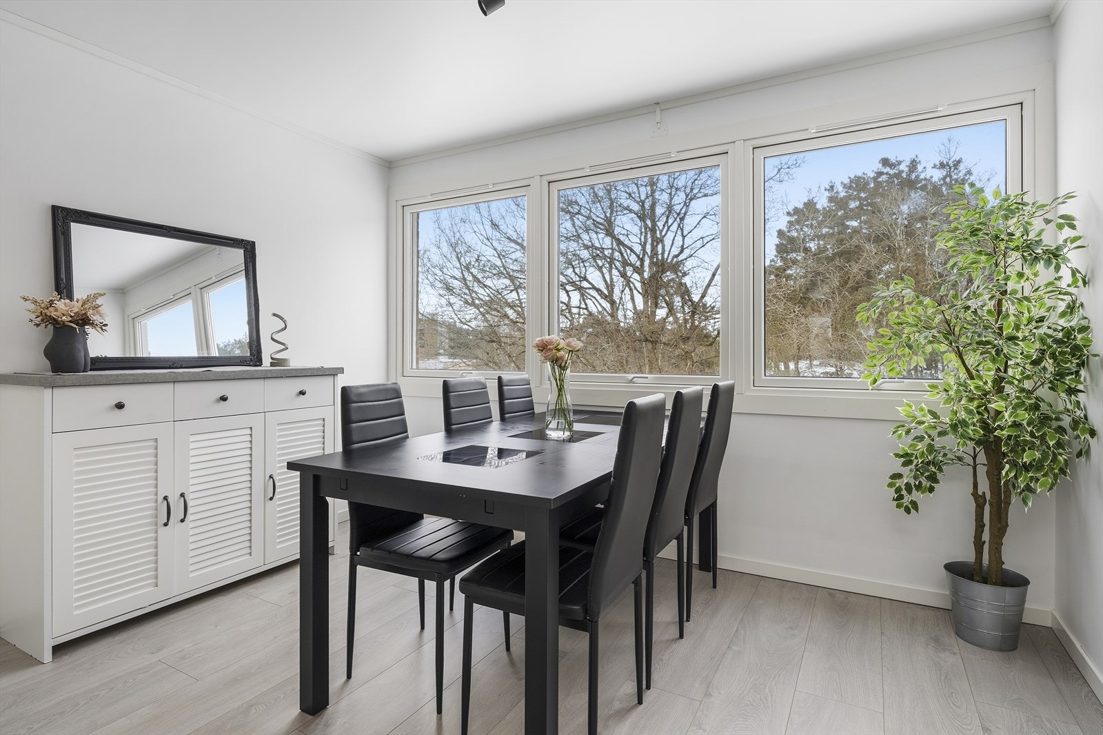 Spisestue i tilknytning til kjøkkenet med god plass til et romslig bord. Galleribilde