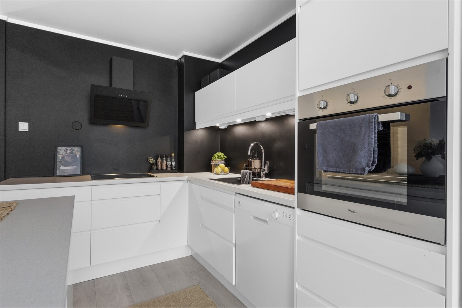 Kjøkkenet byr på rikelig med lagring i over- og underskap samt gode overflater for matlaging. Galleribilde