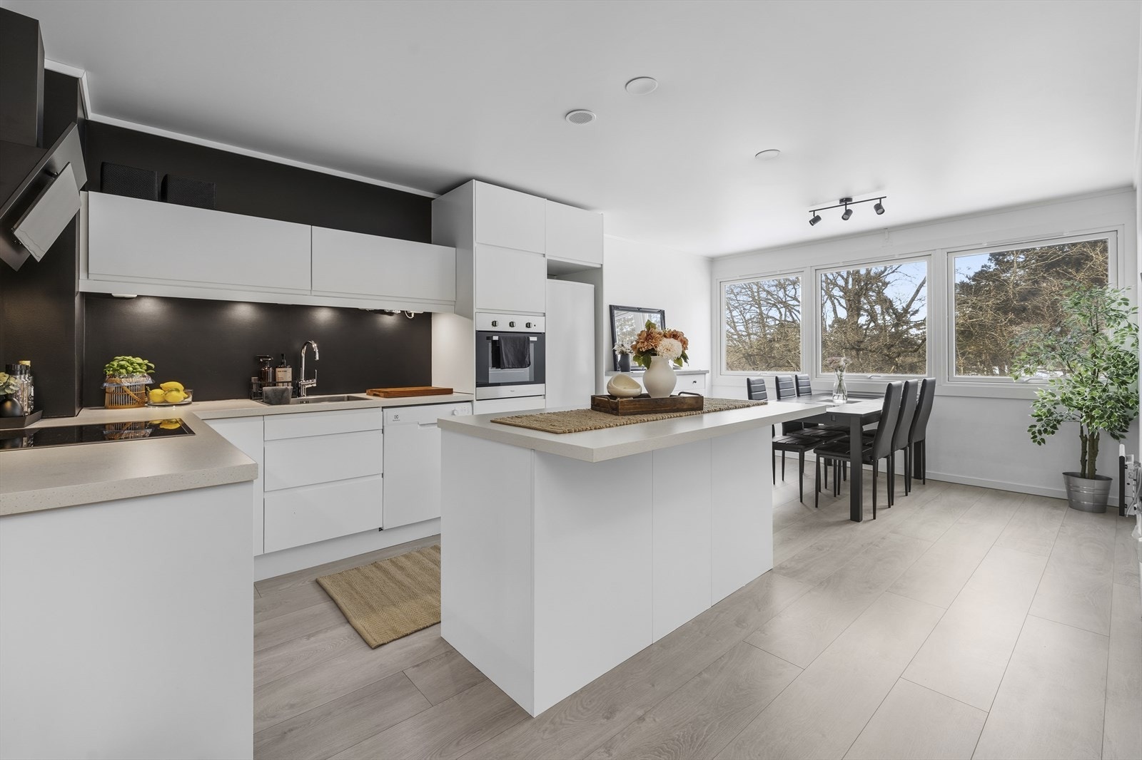 Hedda Lindgren v/ Nordvik Bolig har gleden av å presentere Edvard Myhres veg 7A. Foto: Joakim Maylove, A7 Media. Galleribilde