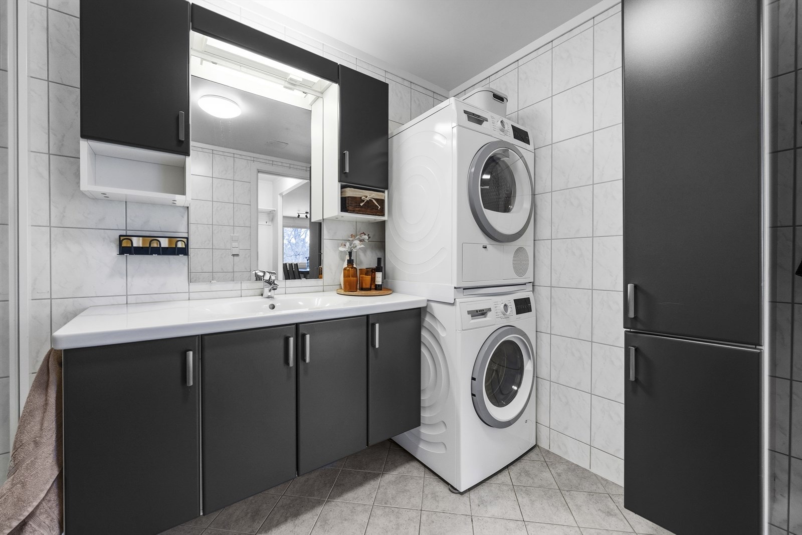 Rikelig med skapplass og mulighet for vaskesøyle. Galleribilde