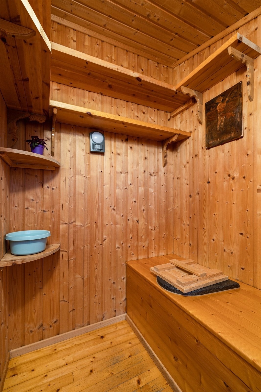 Utedo i annekset. Galleribilde