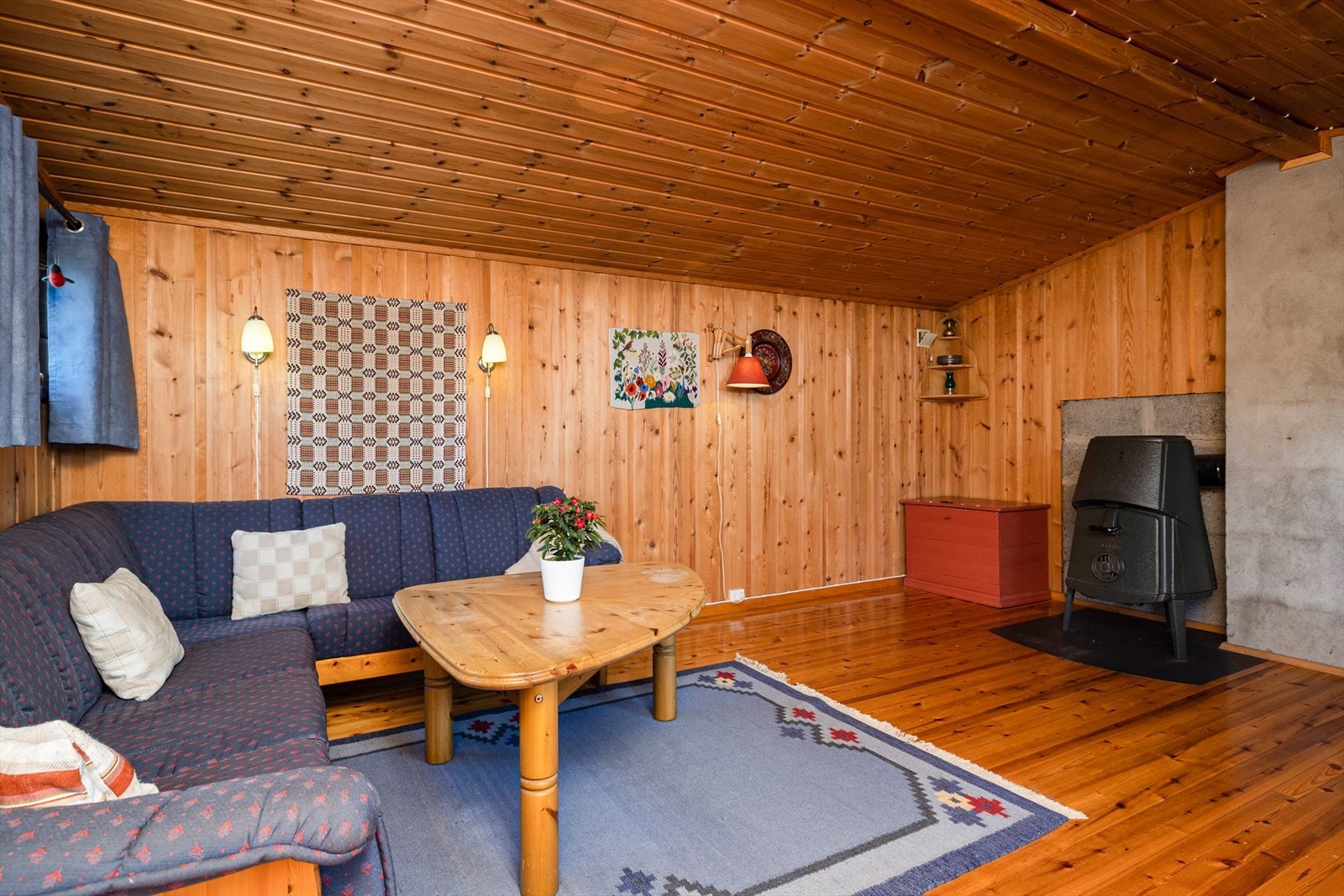 Koselig stue med god plass til sofakrok. Galleribilde