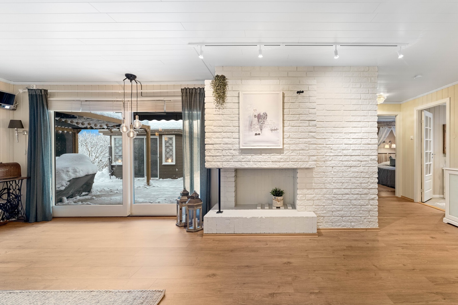 Oppvarming skjer via luft-til-luft varmepumpe og åpen peisovn. Galleribilde