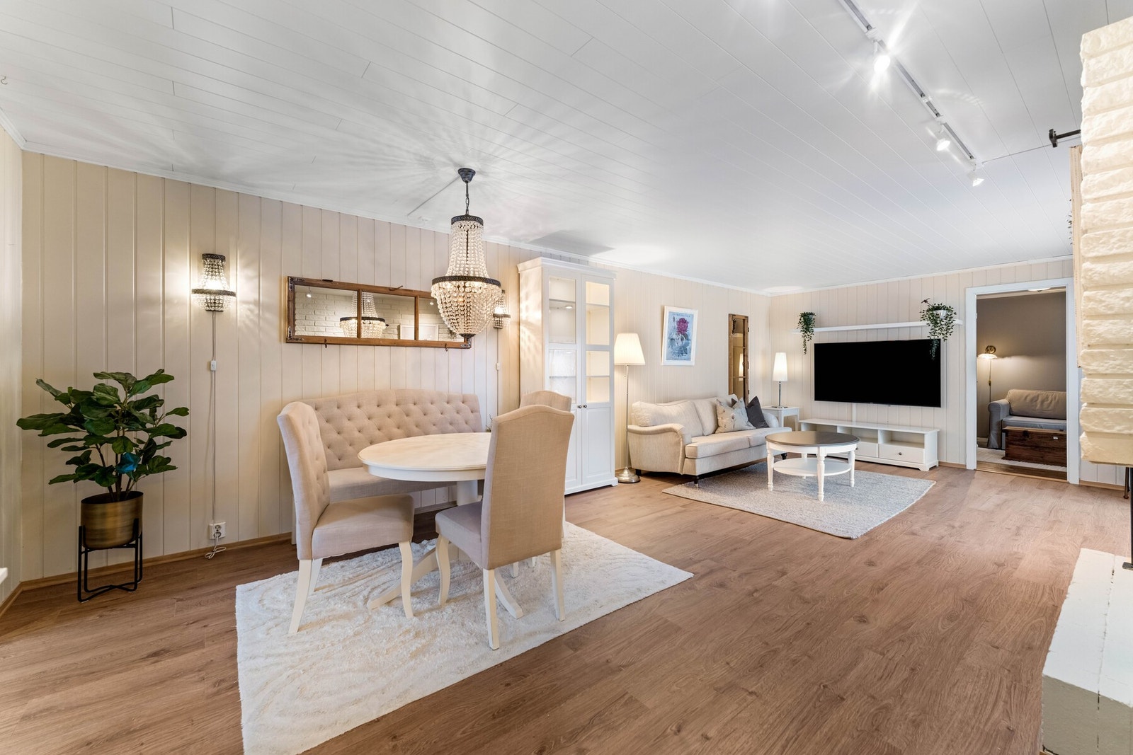 Stuen er åpen og romslig, og fremstår svært innbydende med lyse og delikate fargevalg. Galleribilde