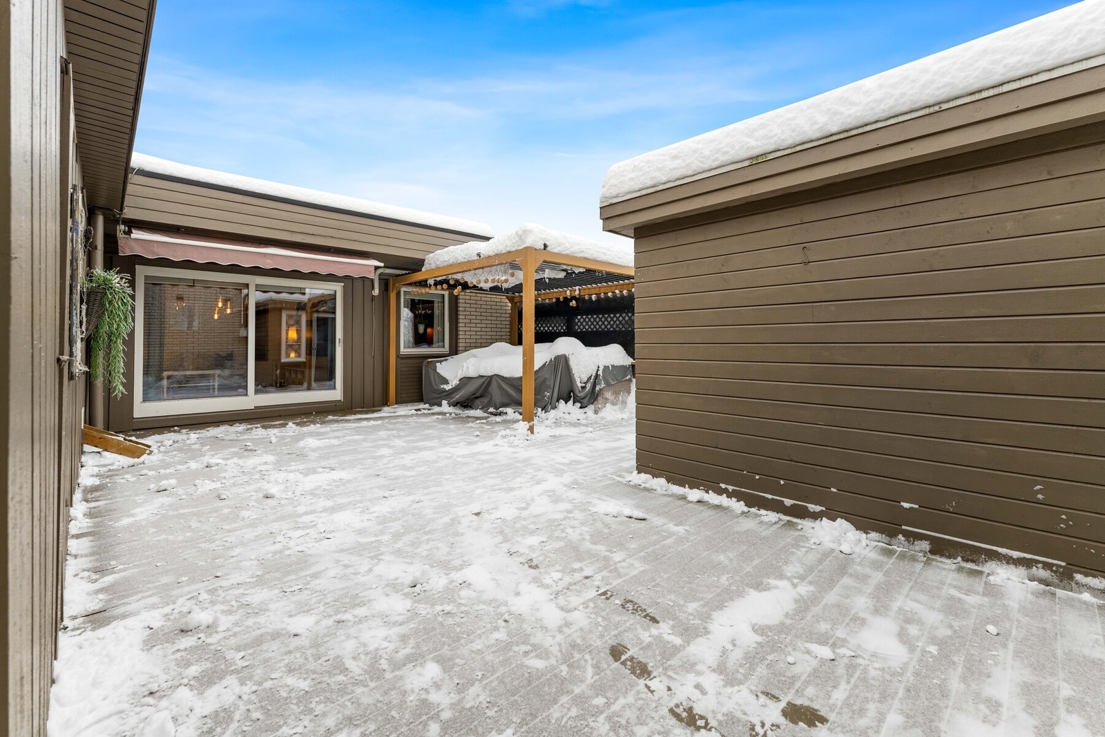 Boligen er beliggende sentralt i Jessheim med kort vei til skoler, barnehager, dagligvarebutikk, kjøpesenter og offentlig kommunikasjon. Galleribilde