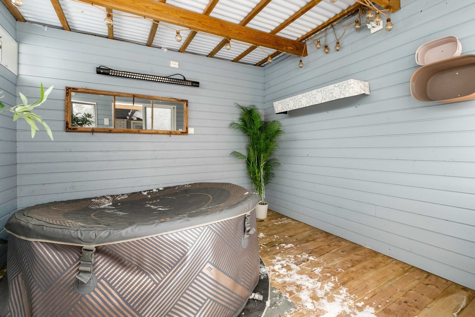 Terrassen har god plass til utemøbler og grill, og gir flotte muligheter for hyggelige uteopphold. Galleribilde