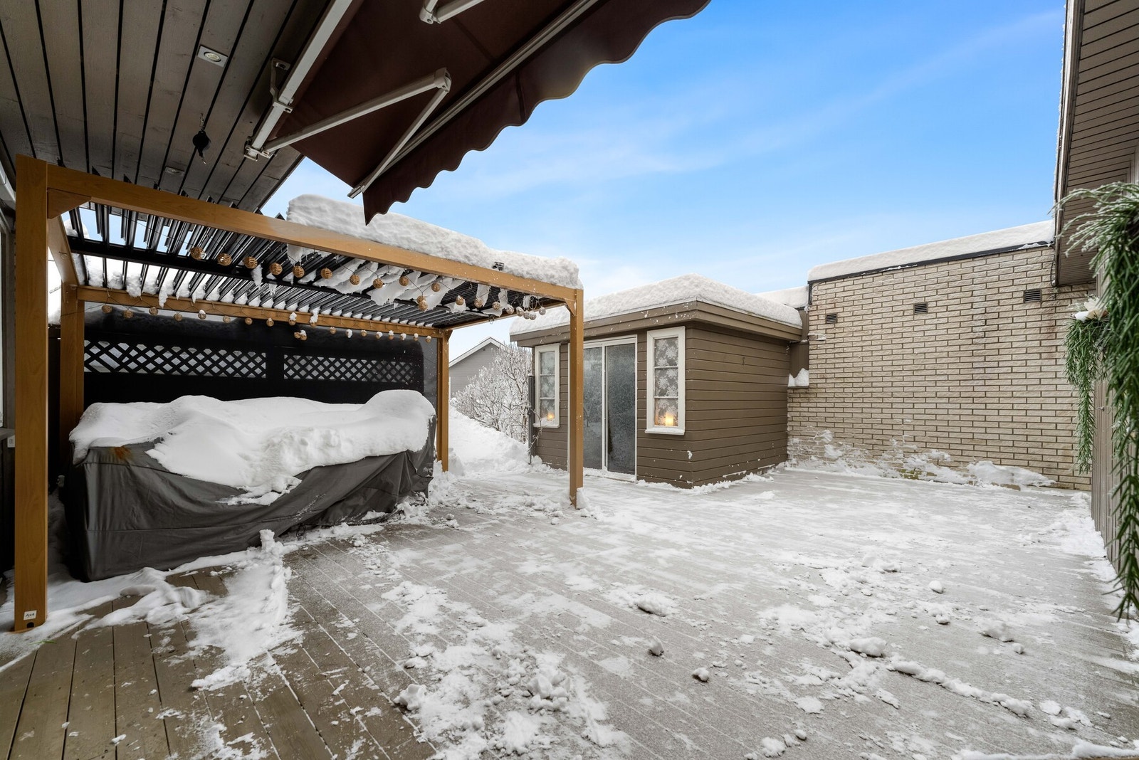 Fra stuen er det direkte utgang til en sydvendt terrasse på hele 60 kvm. Galleribilde