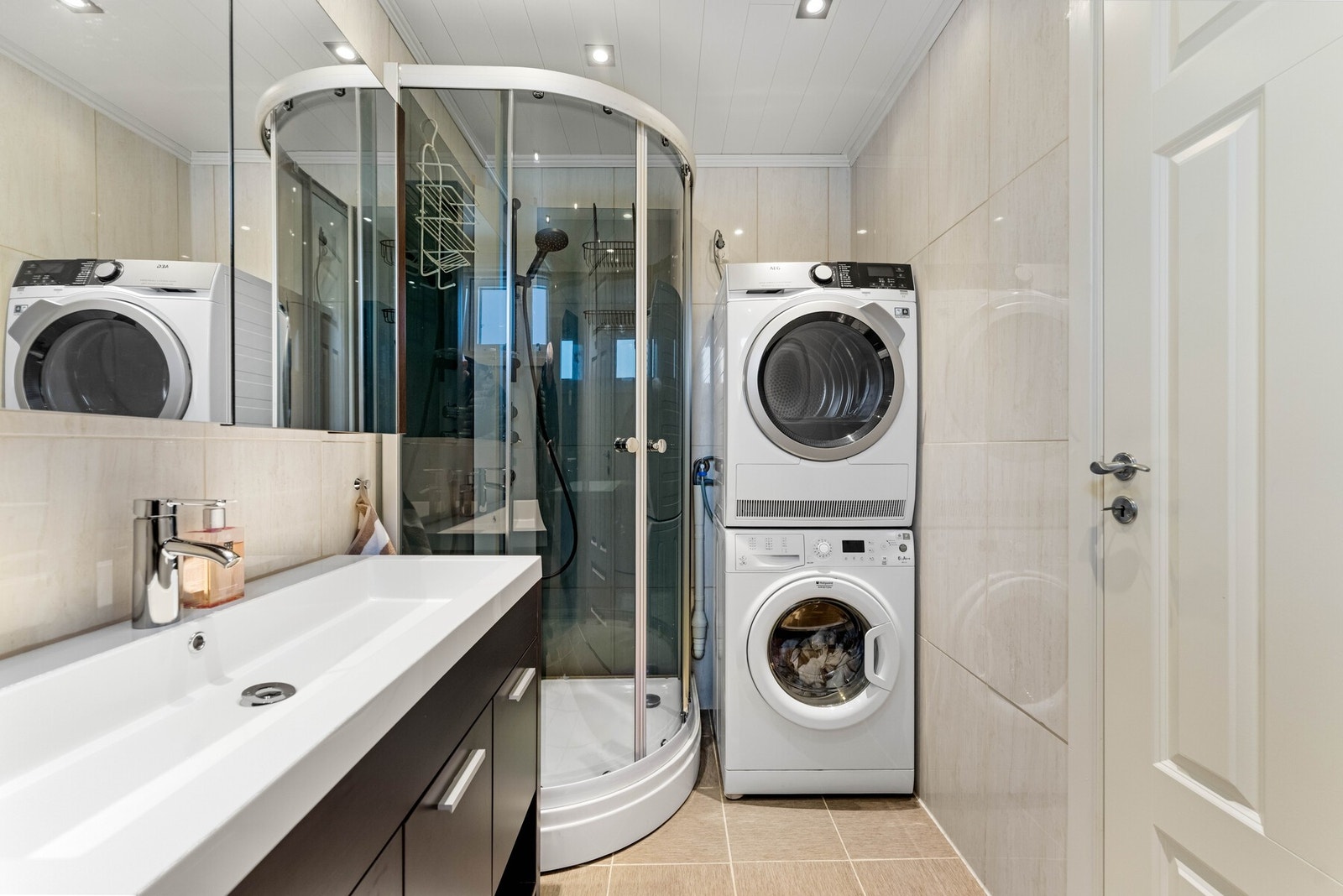 Flislagt bad (2013) med varmekabler i gulv. Galleribilde