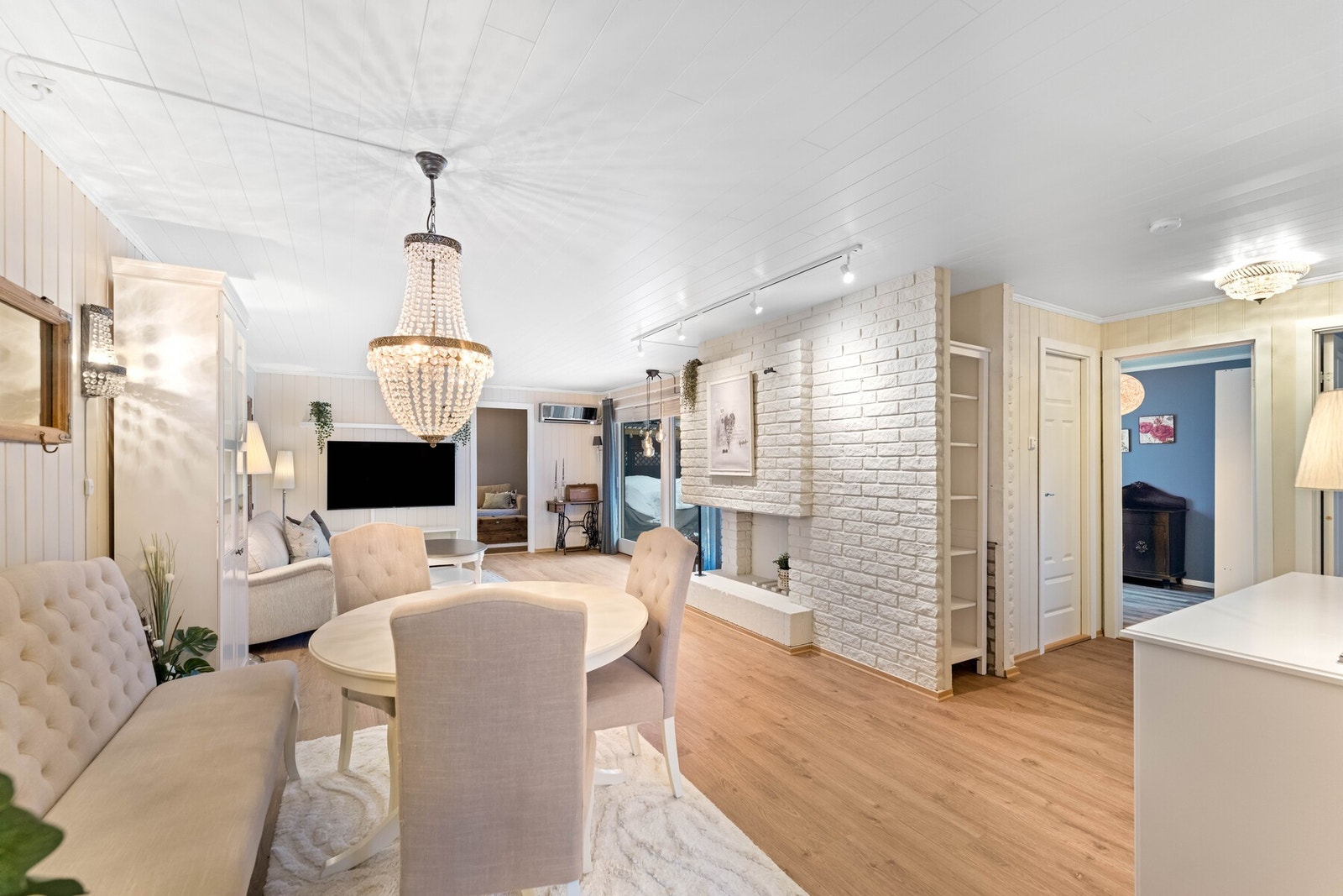 Store vindusflater fra gulv til tak slipper inn rikelig med naturlig lys og gir en luftig romfølelse. Galleribilde