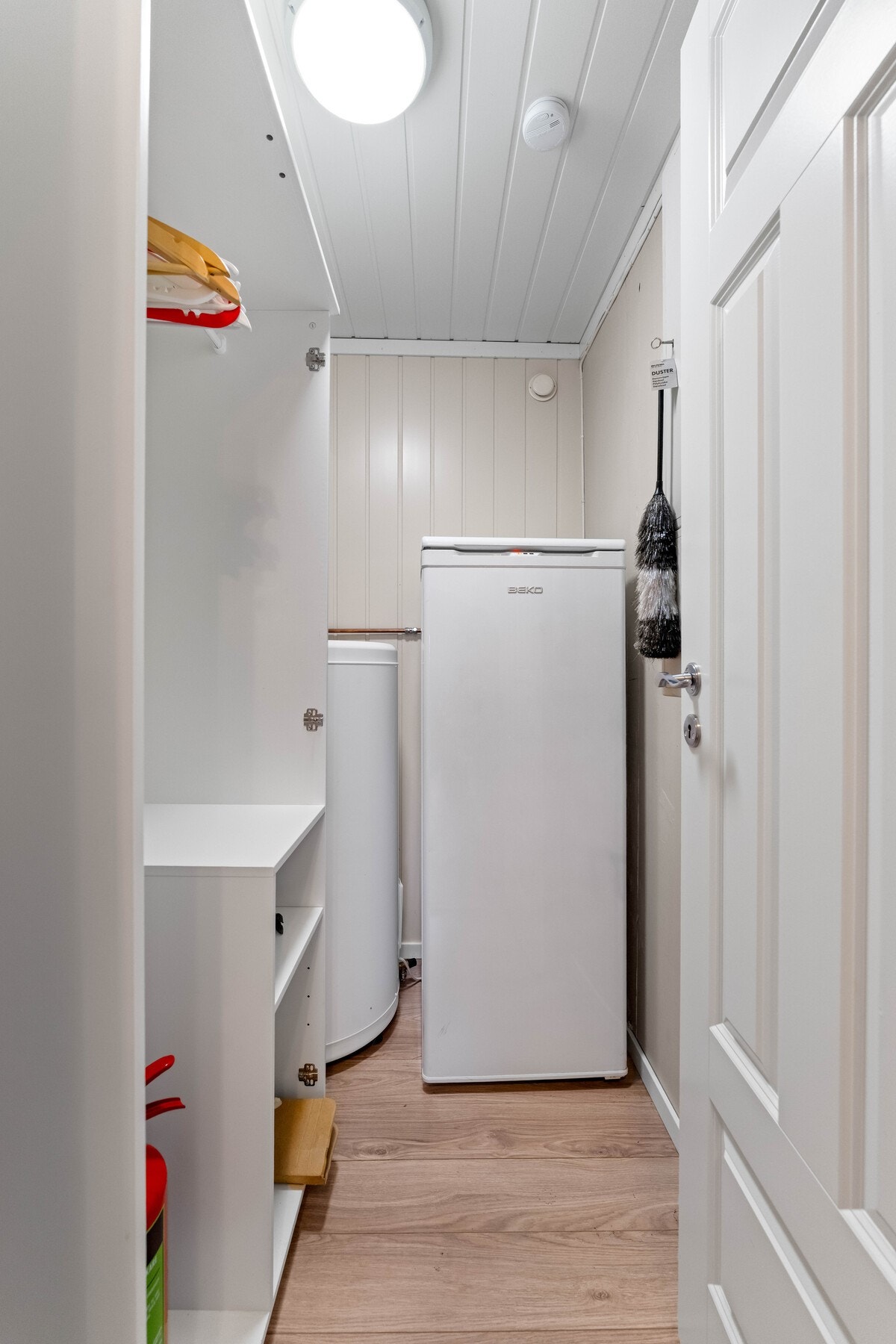 Boligen har gode lagringsmuligheter med to innvendige boder, én ekstern bod samt mulighet for garderobeløsninger etter behov. Galleribilde