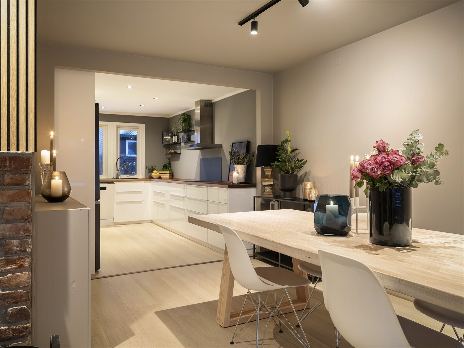 Fra spisestuen er det en delvis åpen løsning inn mot kjøkkenet. Galleribilde