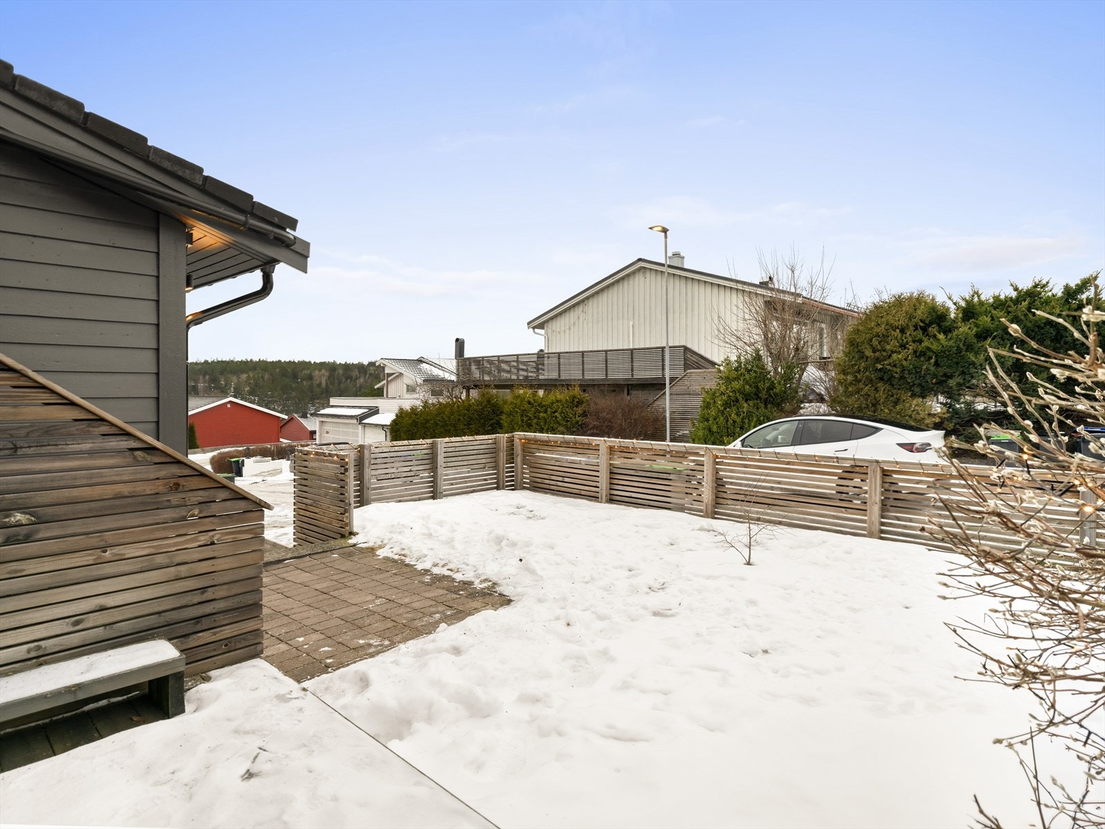 Tomten er pent opparbeidet med plen og beplantning. Galleribilde