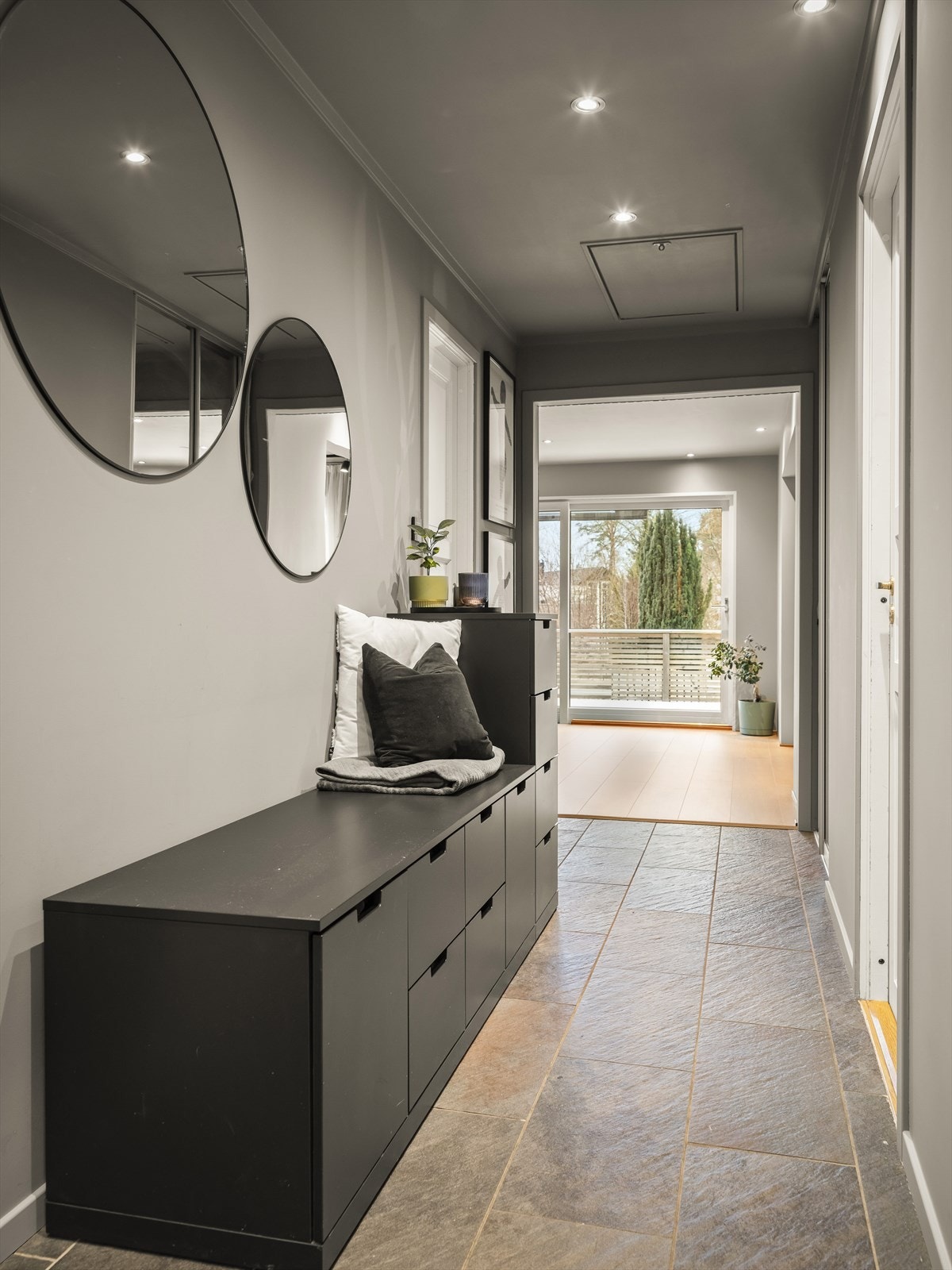 Fliser på gulv og downlights i himling. Galleribilde