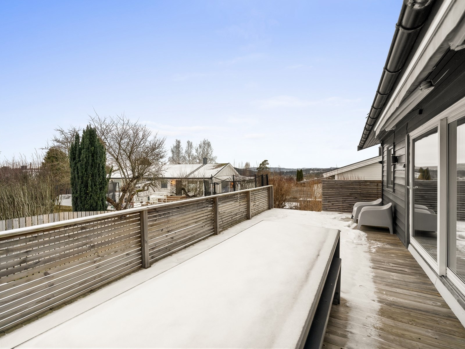 Den store terrassen strekker seg langs store deler av boligens fasade. Galleribilde