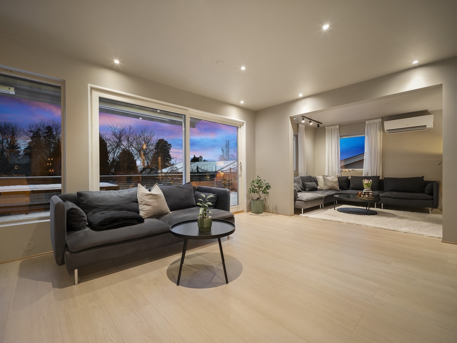 Downlights i taket gir god og jevn belysning i hele oppholdsrommet. Galleribilde