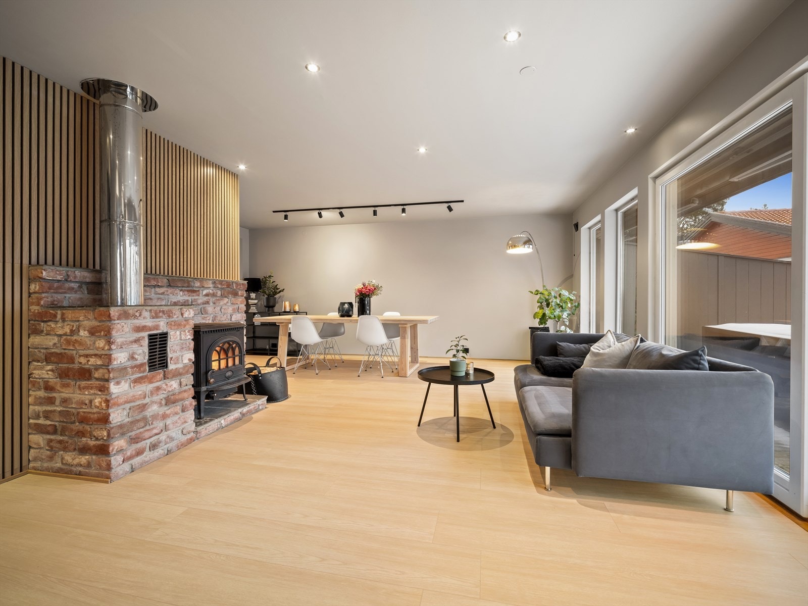 Stuen er boligens samlingspunkt, med en åpen og sosial planløsning. Galleribilde