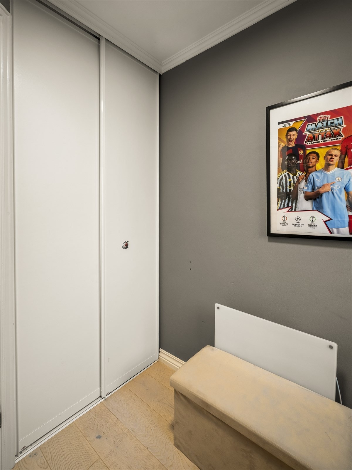 Plassbygd garderobeløsning for effektiv oppbevaring. Galleribilde