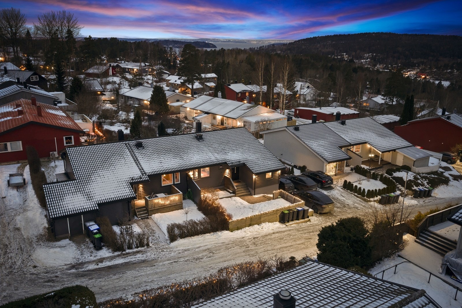 Boligen ligger fint til i et rolig nabolag med lite gjennomgangstrafikk. Galleribilde