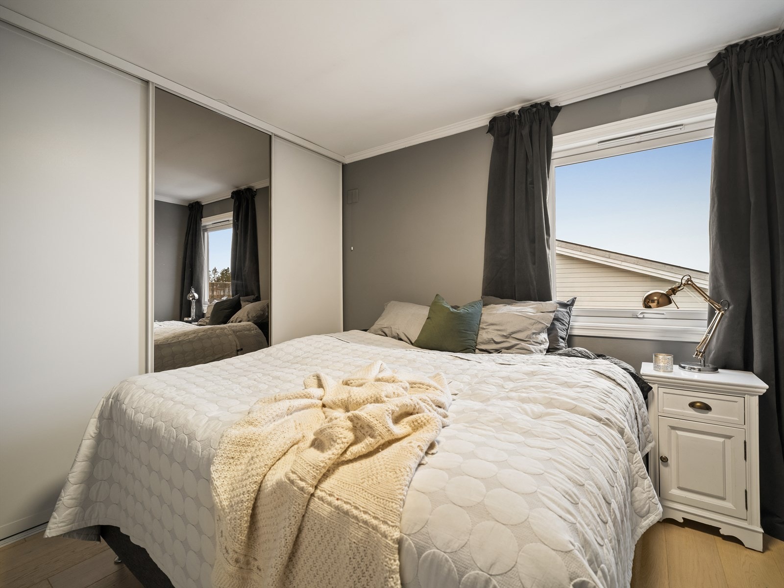 Hovedsoverommet har en stor skyvedørsgarderobe med speilfronter. Galleribilde