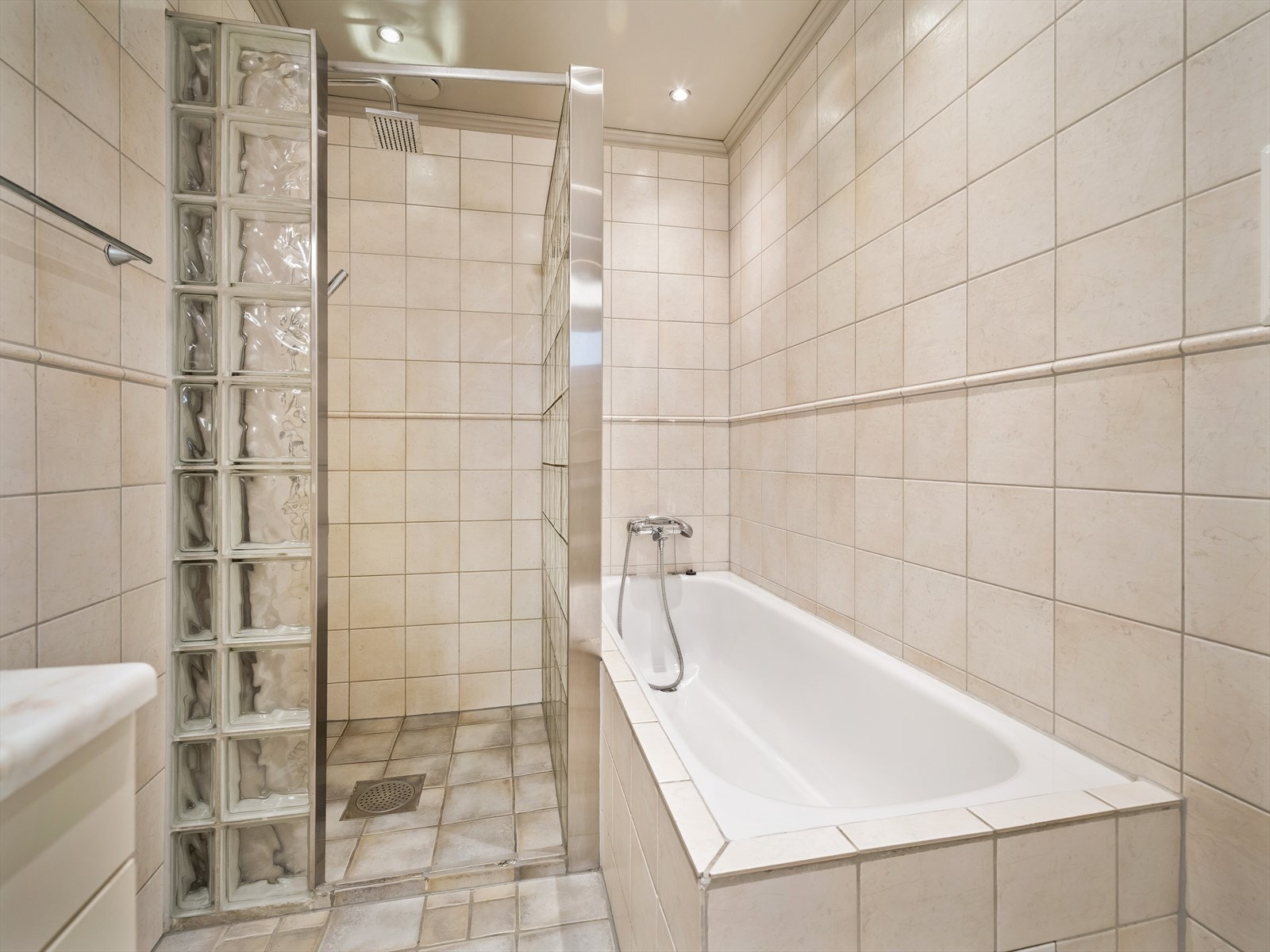 Badet er utstyrt med både badekar og en separat dusjnisje. Galleribilde