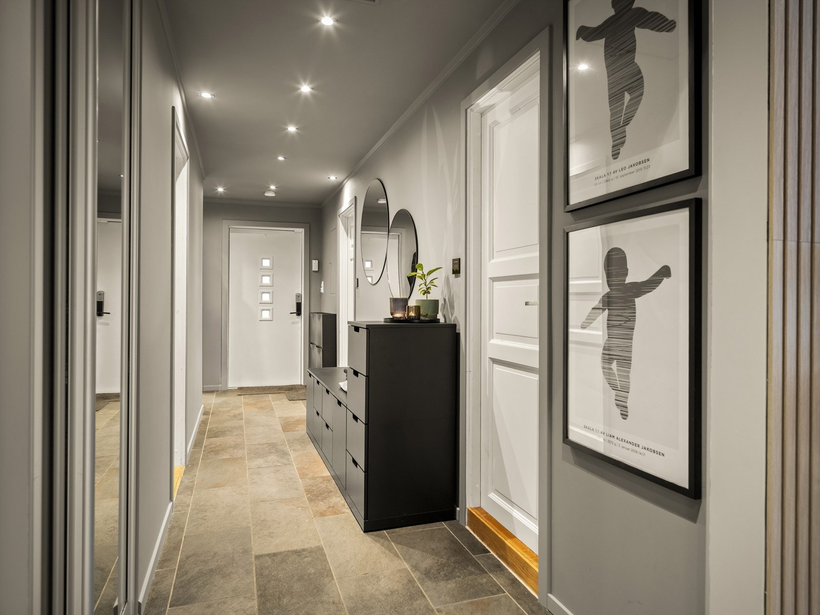 Velkommen inn! God plass til oppbevaring av yttertøy og sko i gangen. Galleribilde