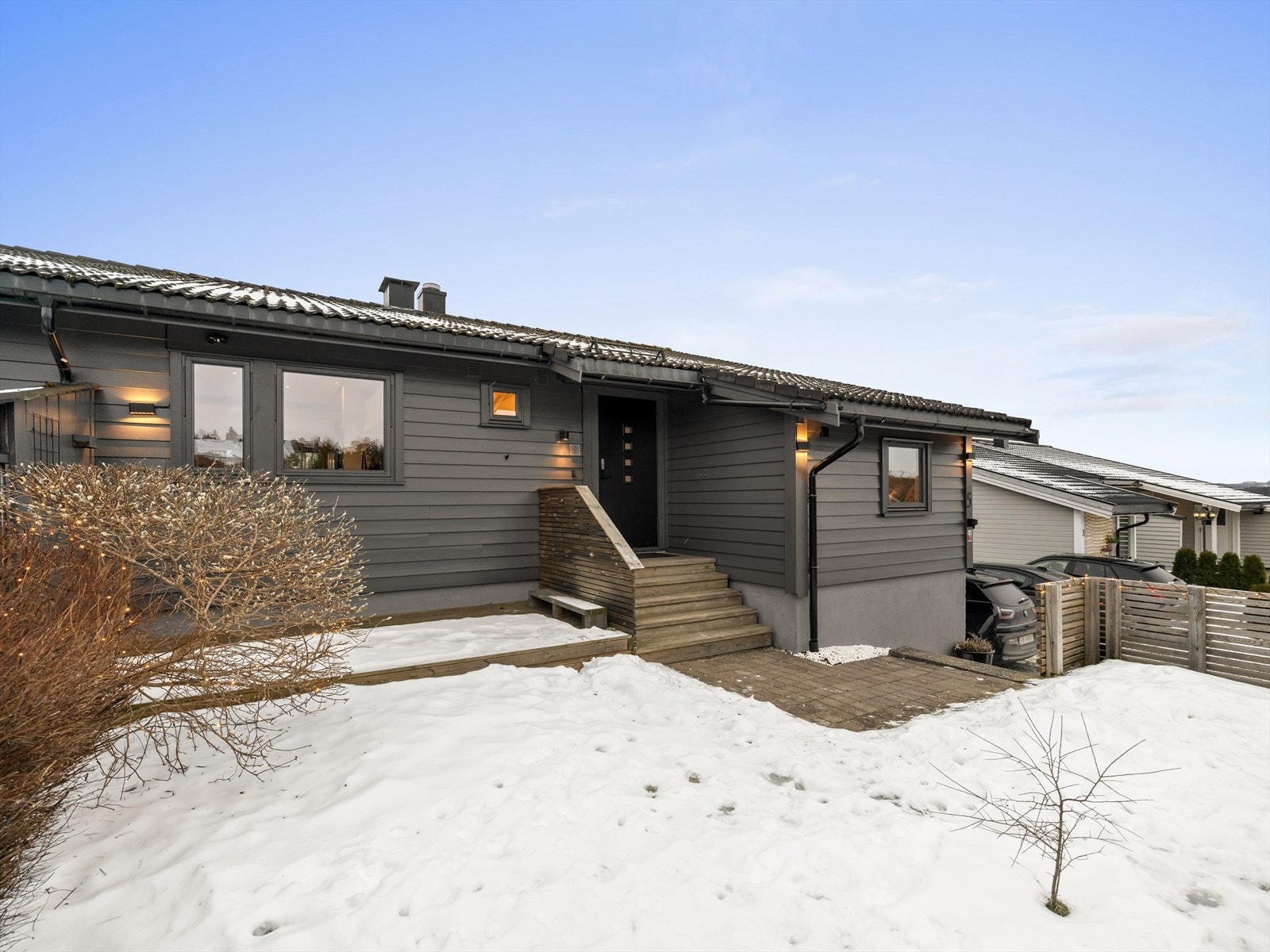 Boligens inngangsparti er innbydende med belegningsstein og utebelysning. Galleribilde