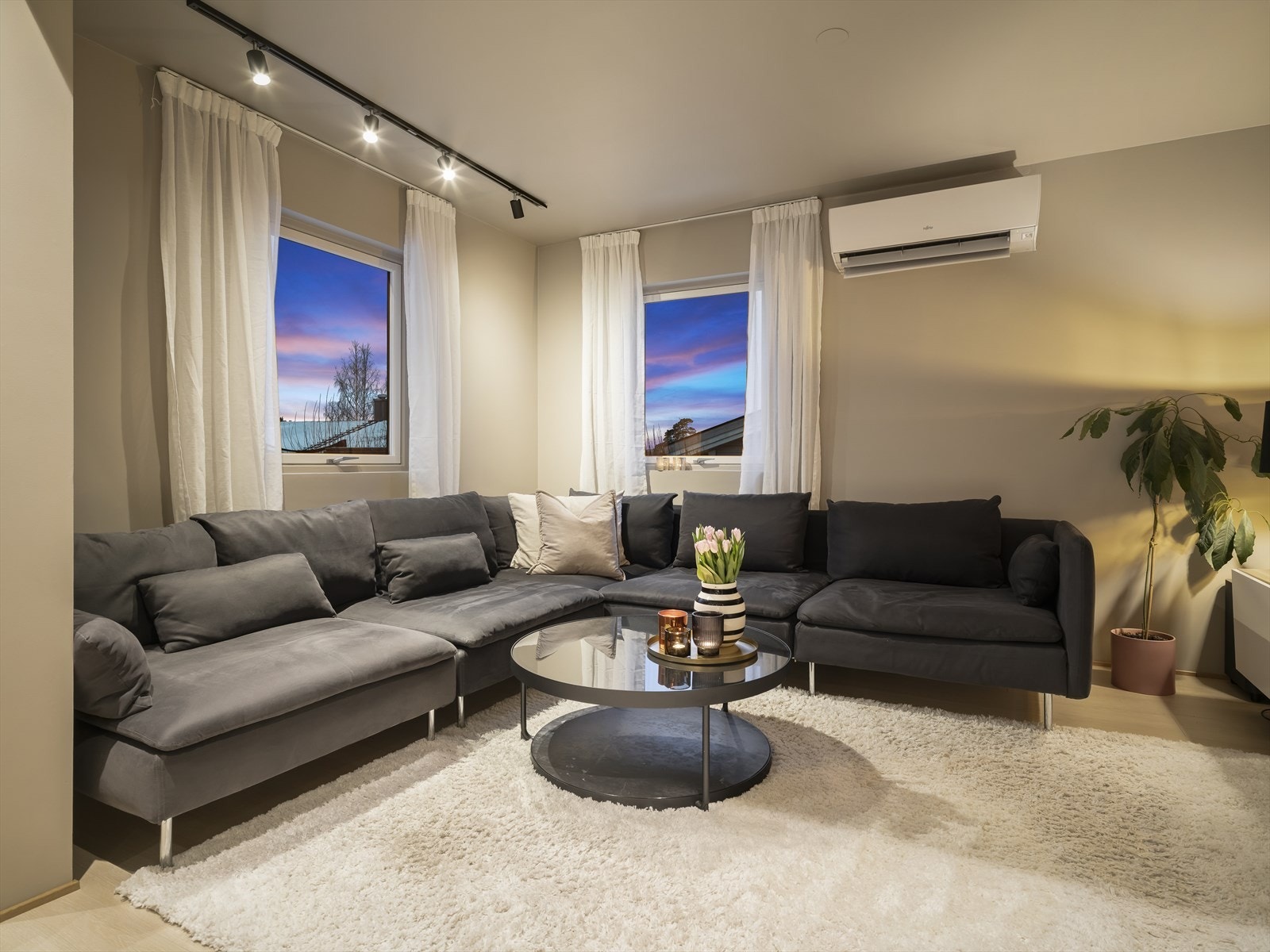 En lun og tilbaketrukket krok, ideell for filmkvelder. Luft-til-luft varmepumpe sørger for effektiv oppvarming og kjøling. Galleribilde