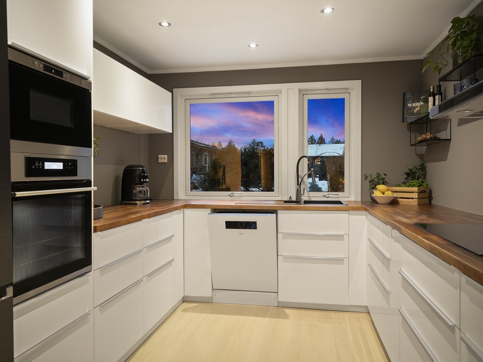 Integrert stekeovn og mikrobølgeovn i praktisk arbeidshøyde. Galleribilde