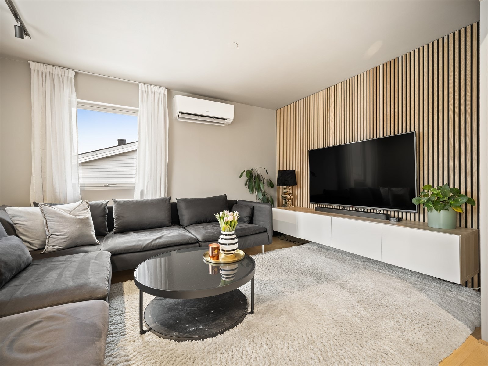 TV-stuen har en moderne spilevegg som gir rommet karakter. Galleribilde