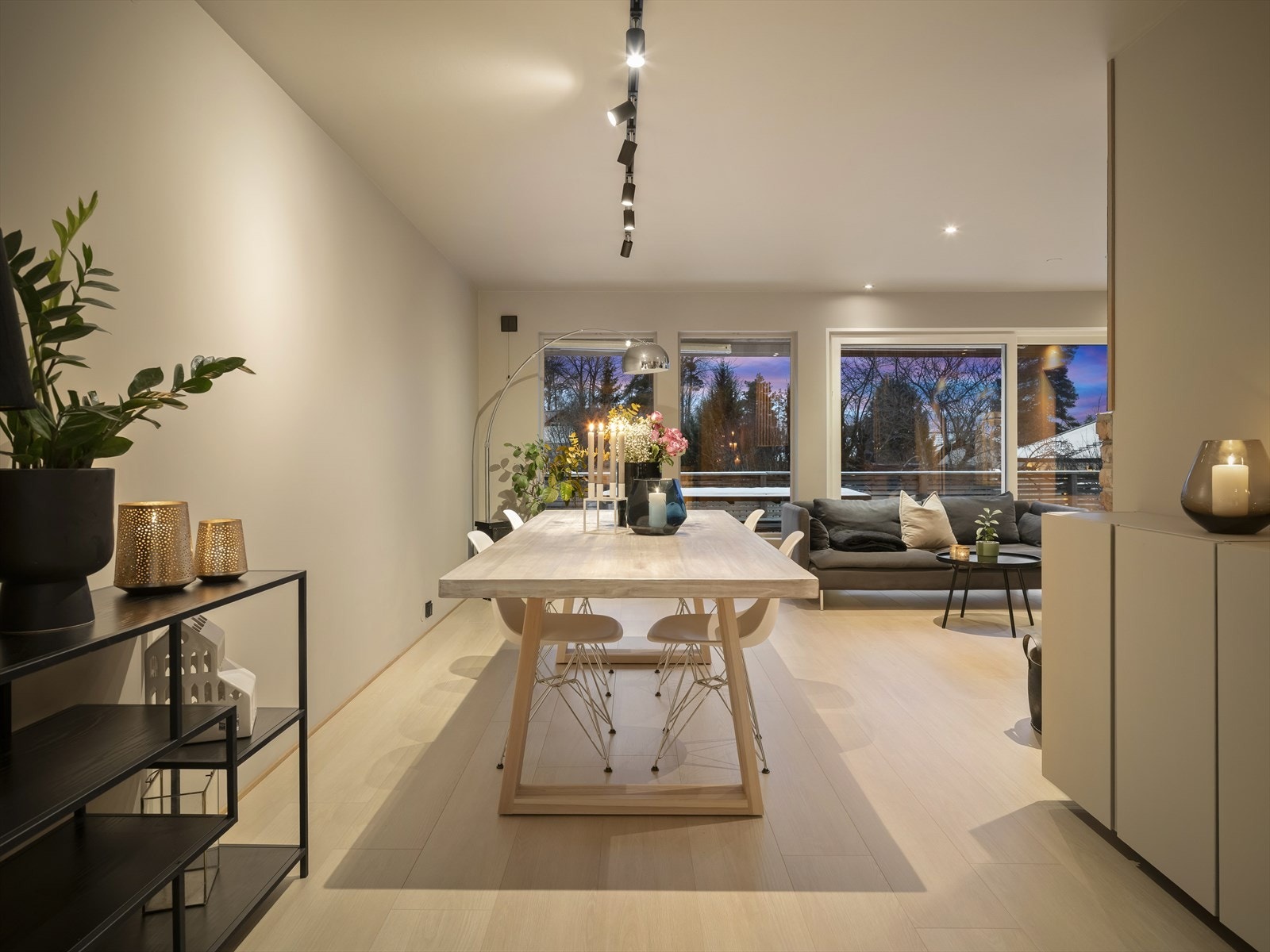 Spisestuen har god plass til langbord for hyggelige sammenkomster. Galleribilde