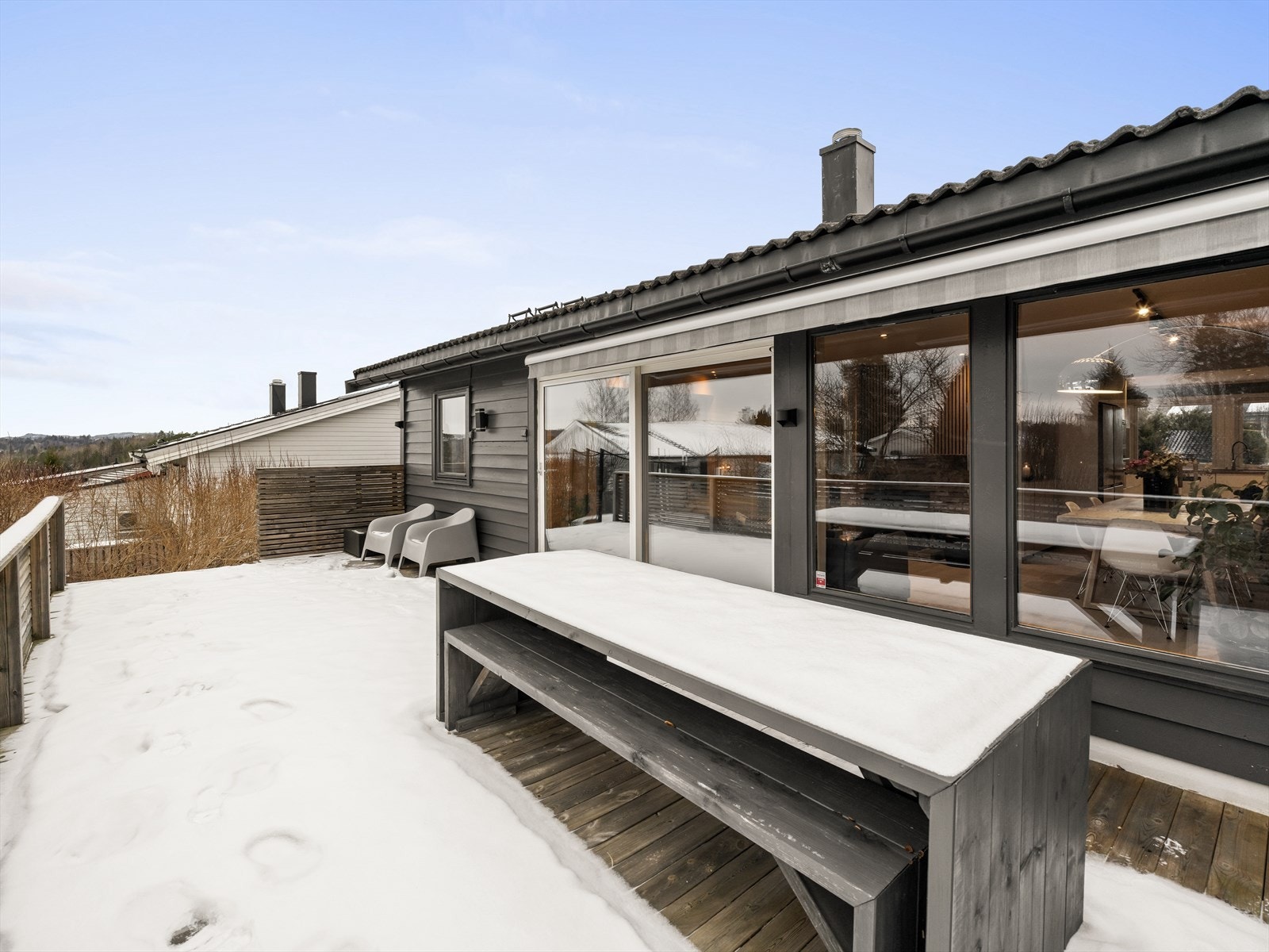 Her er det rikelig med plass for både sittegruppe og spisebord. Galleribilde