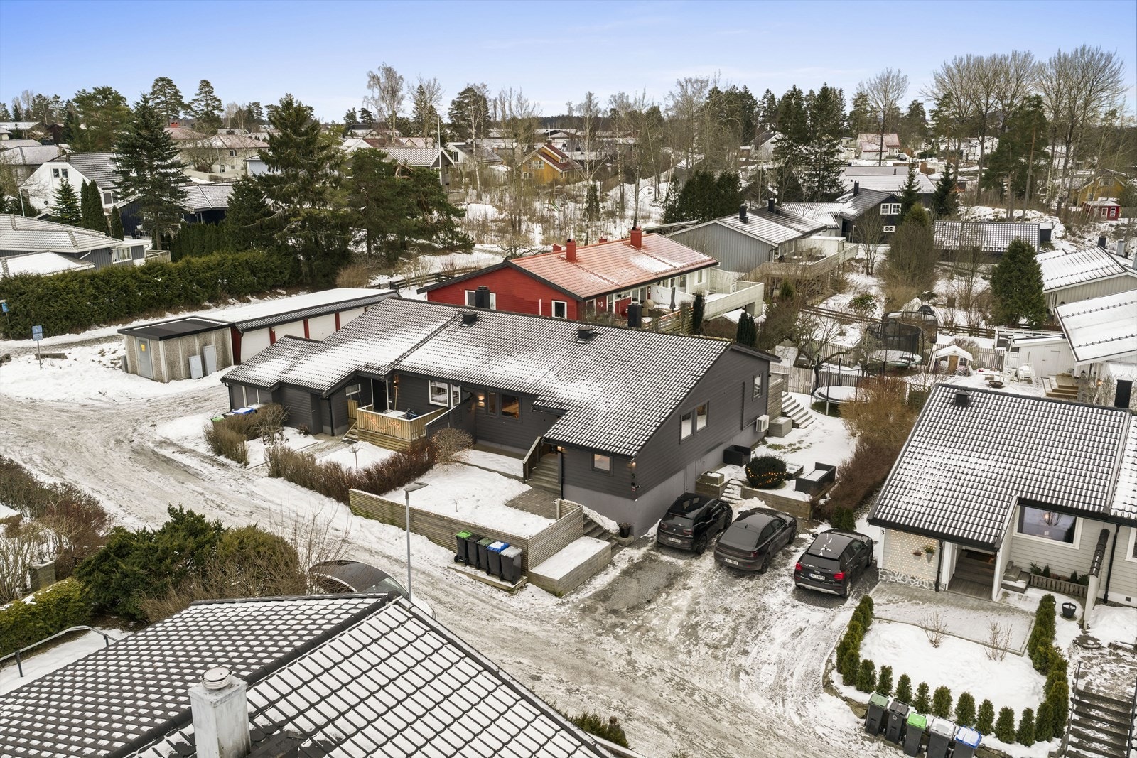 Eiendommen har gode parkeringsmuligheter på egen tomt. Galleribilde