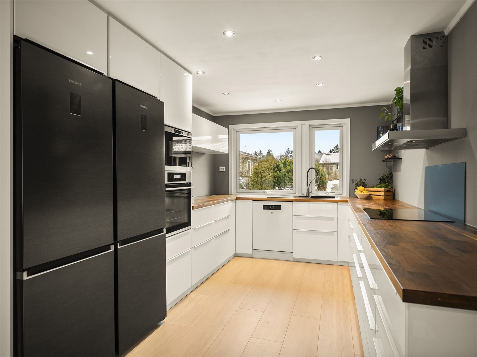 Kjøkkenet er velutstyrt med rikelig skap- og benkeplass. Galleribilde