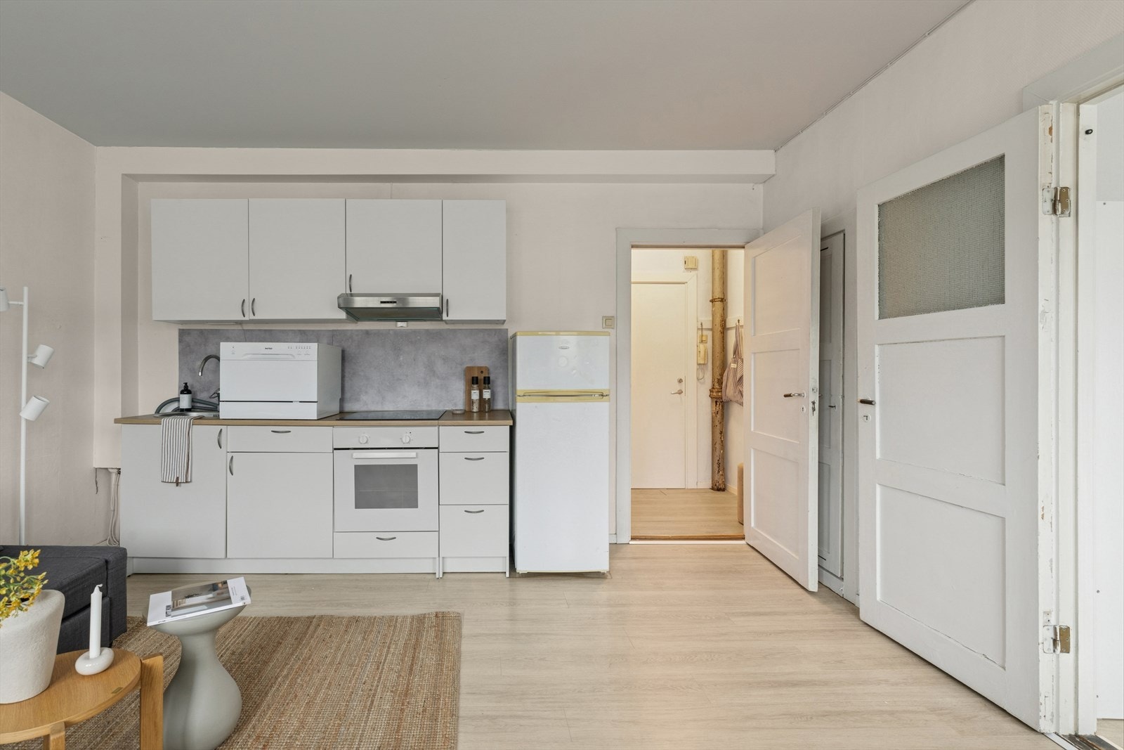 Boligen byr på en praktisk åpen stue-og kjøkkenløsning. Galleribilde