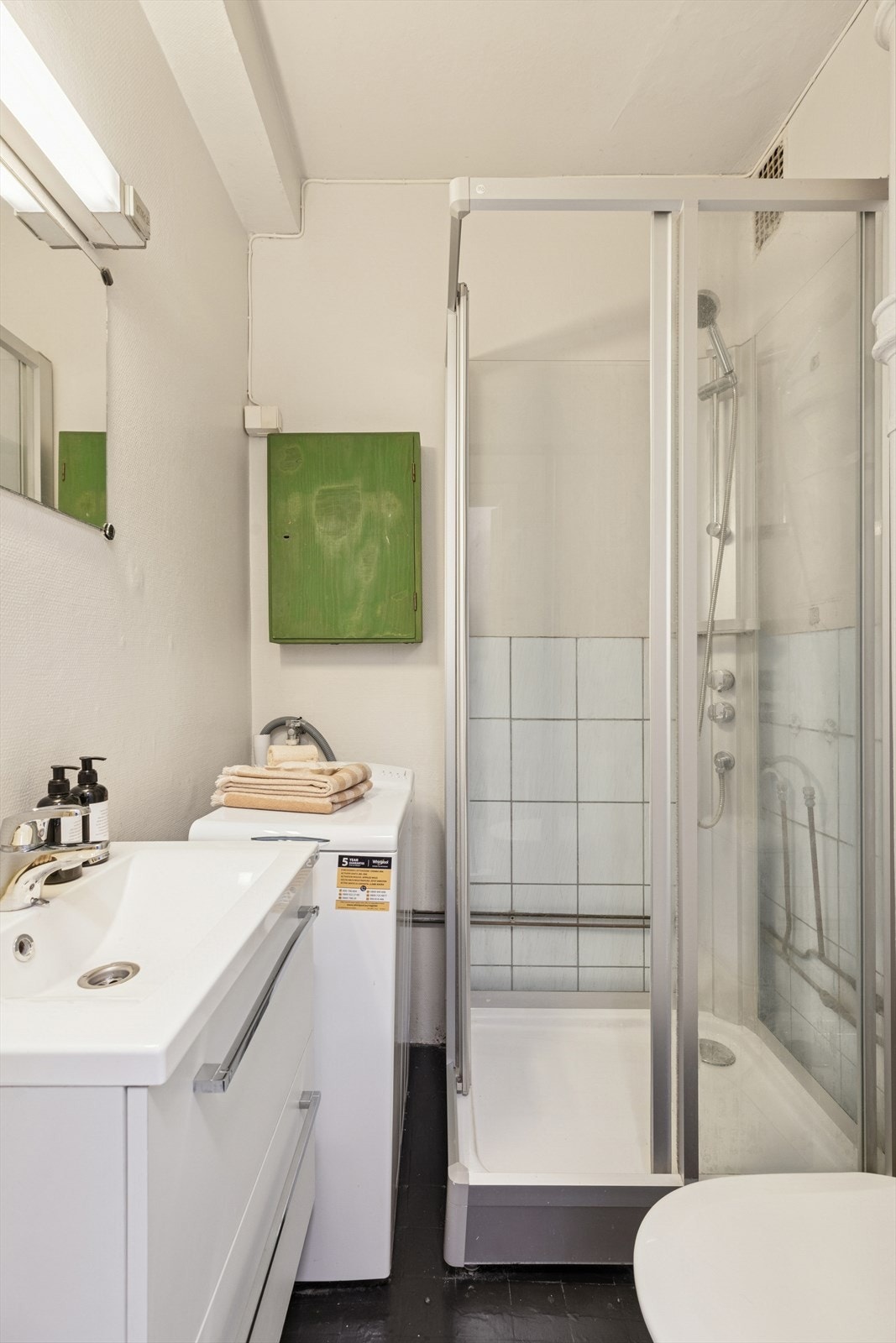 Boligen baderom antas å være fra byggeår, og har fått TG3. Varmtvann er inkludert i felleskostnadene. Galleribilde