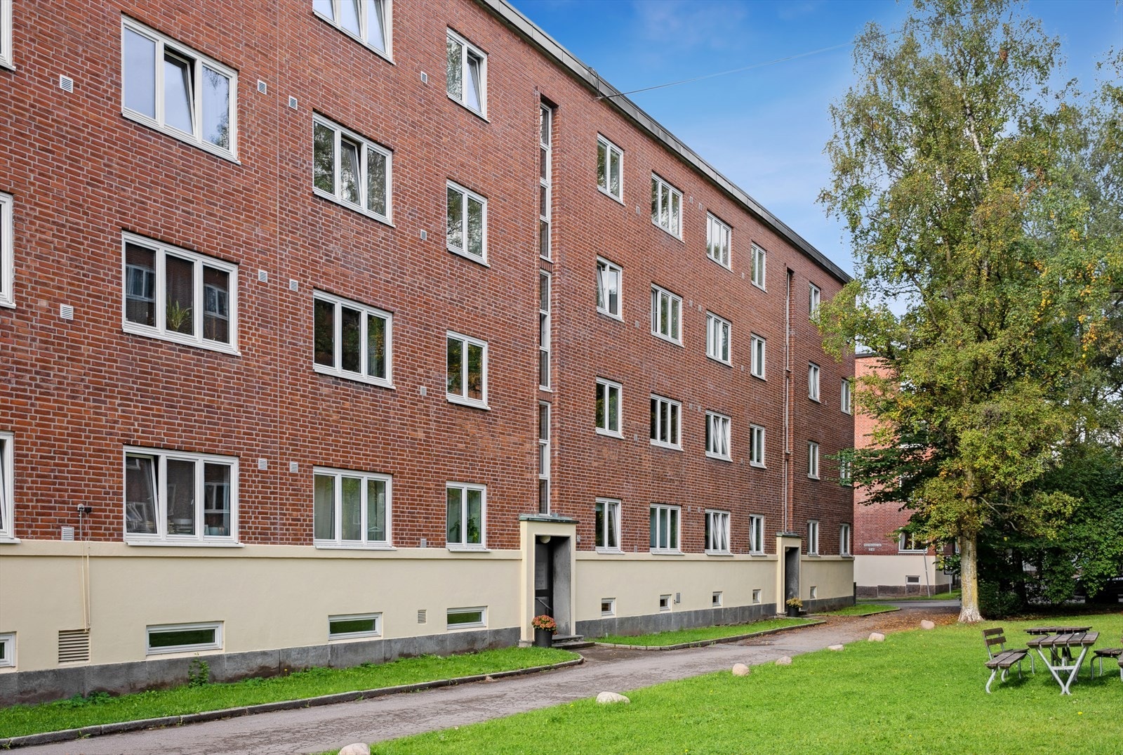 Sameiet/borettslaget er trygt, veletablert og godt drevet. Bygget ligger tilbaketrukket i en rolig sidegate, samtidig som du har byens puls og alle fasiliteter like utenfor døren. Galleribilde