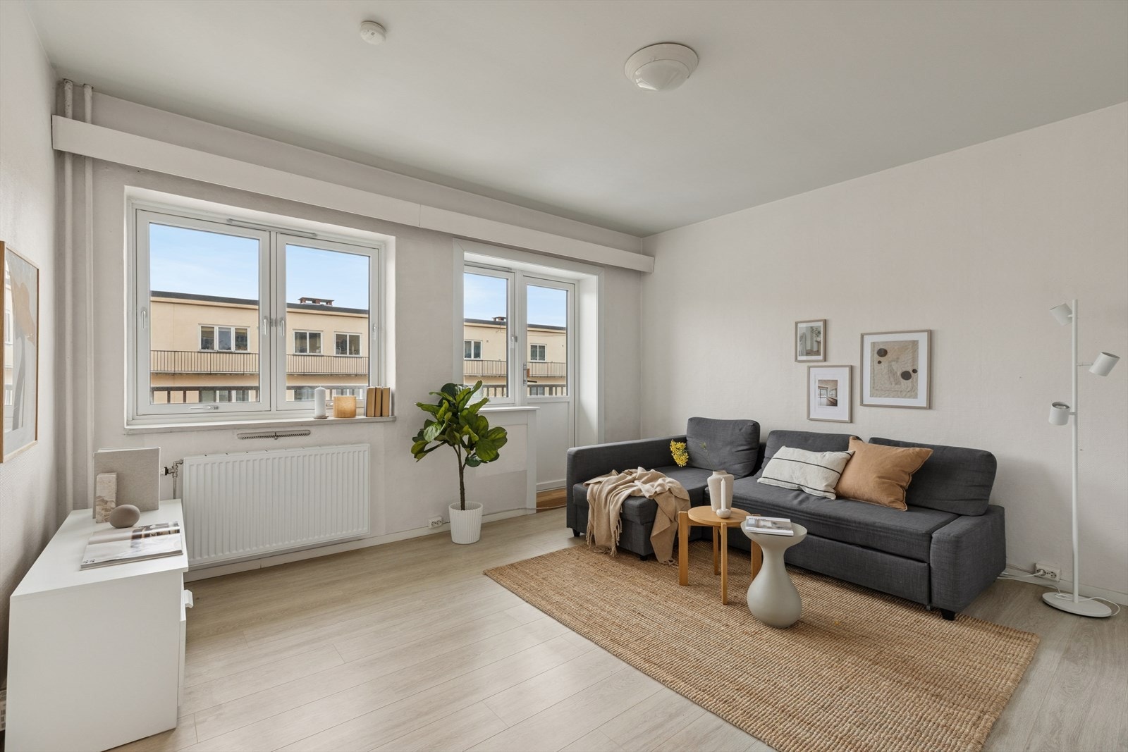 Når strømprisene stiger er det godt å vite at varmtvann og fyring av boligen er inkludert i felleskostnadene. For øvrig er felleskostnadene kun kr. 5 442,-. Galleribilde