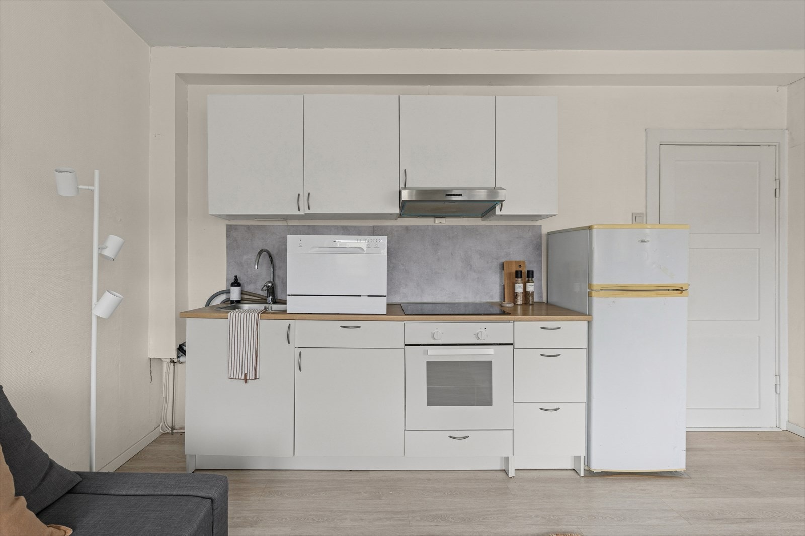 Kjøkkenet har innredning fra IKEA og er fra 2020. Her kan man enkelt bytte fronter for å sette sitt eget preg på det. Alt av integrerte hvitevarer medfølger. Galleribilde