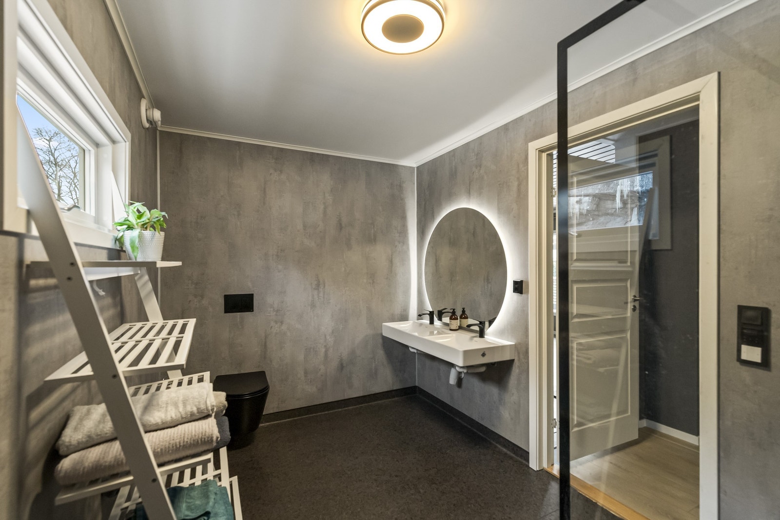 Baderomsplater på vegg og vinylbelegg på gulv. Varme i gulv. Galleribilde