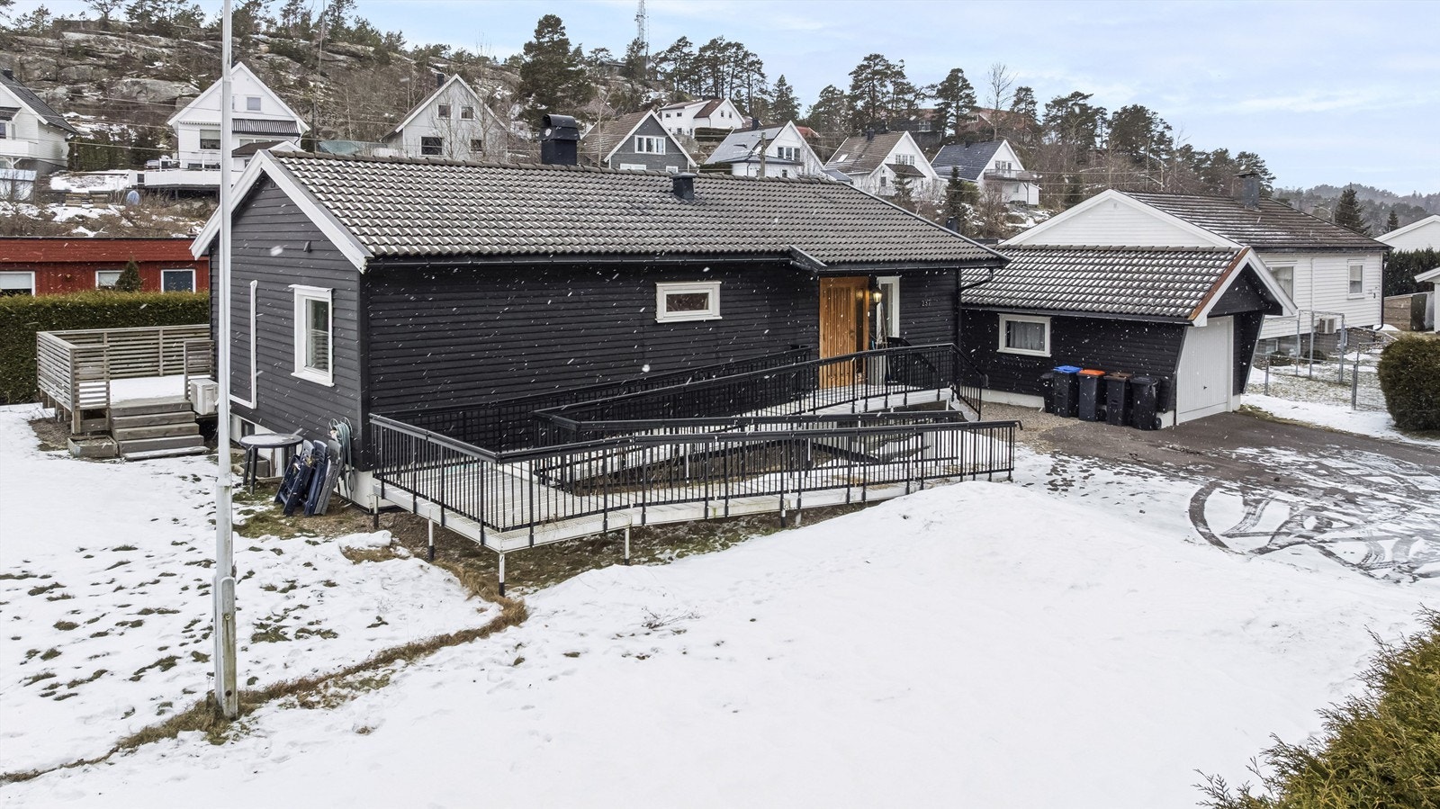 Festet tomt på 713 kvm. Pent opparbeidet hage med busket, trær og blomster. Vestvendt terrasse med meget gode solforhold. Galleribilde