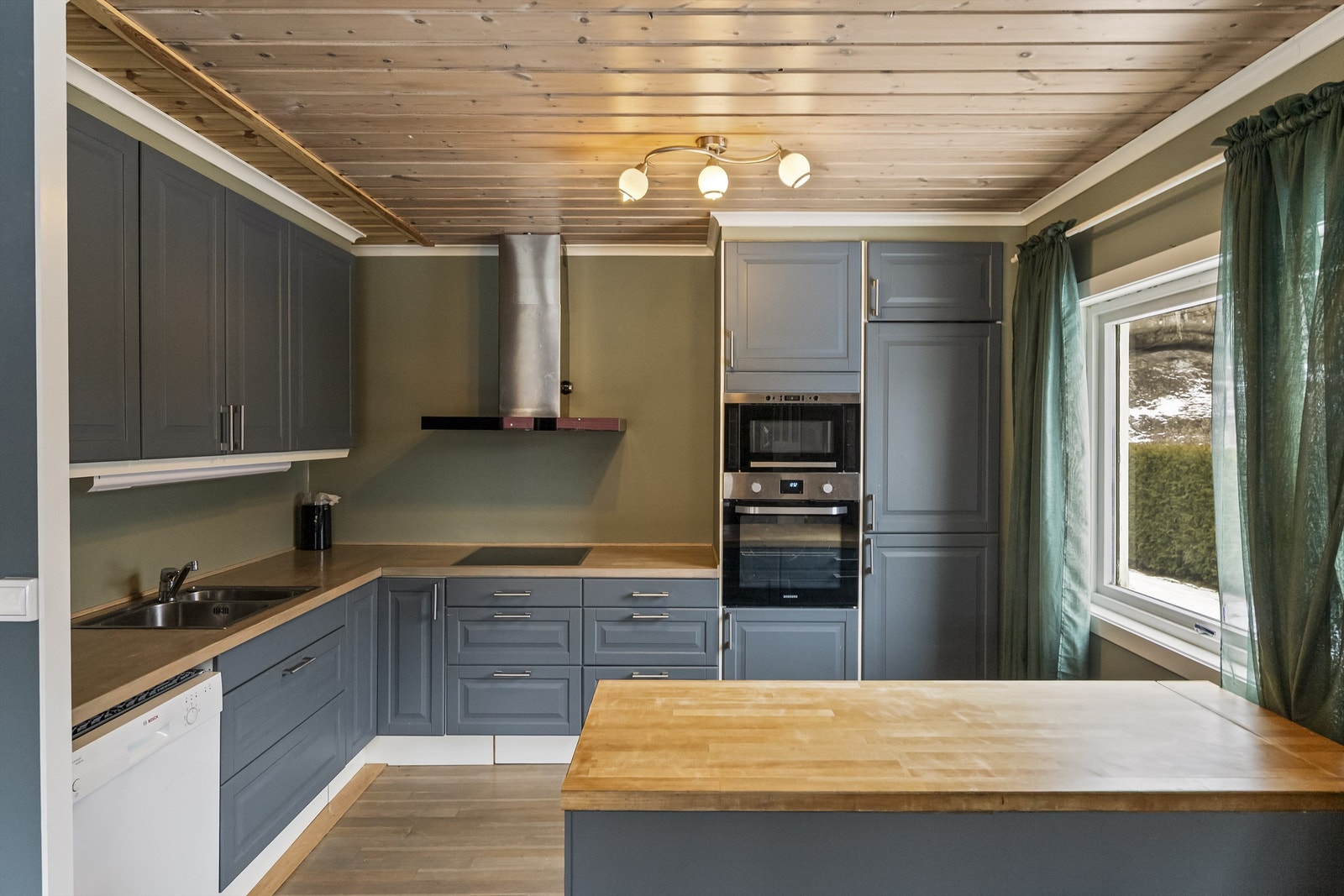 Kjøkkeninnredning er montert i 2022 ( brukt kjøkken ) Galleribilde