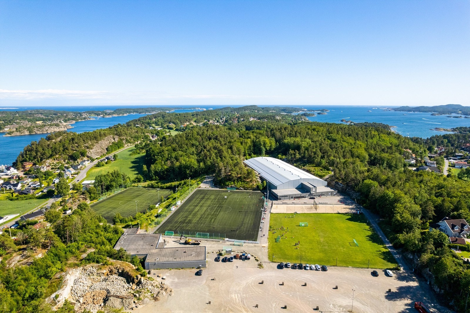 Kariåsen og Sandarhallen ligger ca. 2km unna Galleribilde