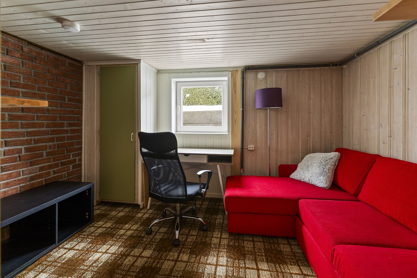 Kjellerrom/ kontor( opprinnelig byggemeldt som boder, brensel og hobbyrom iflg.tegninger. Ikke bruksendret/ omsøkt - og er ikke godkjent til varig opphold. ) Galleribilde